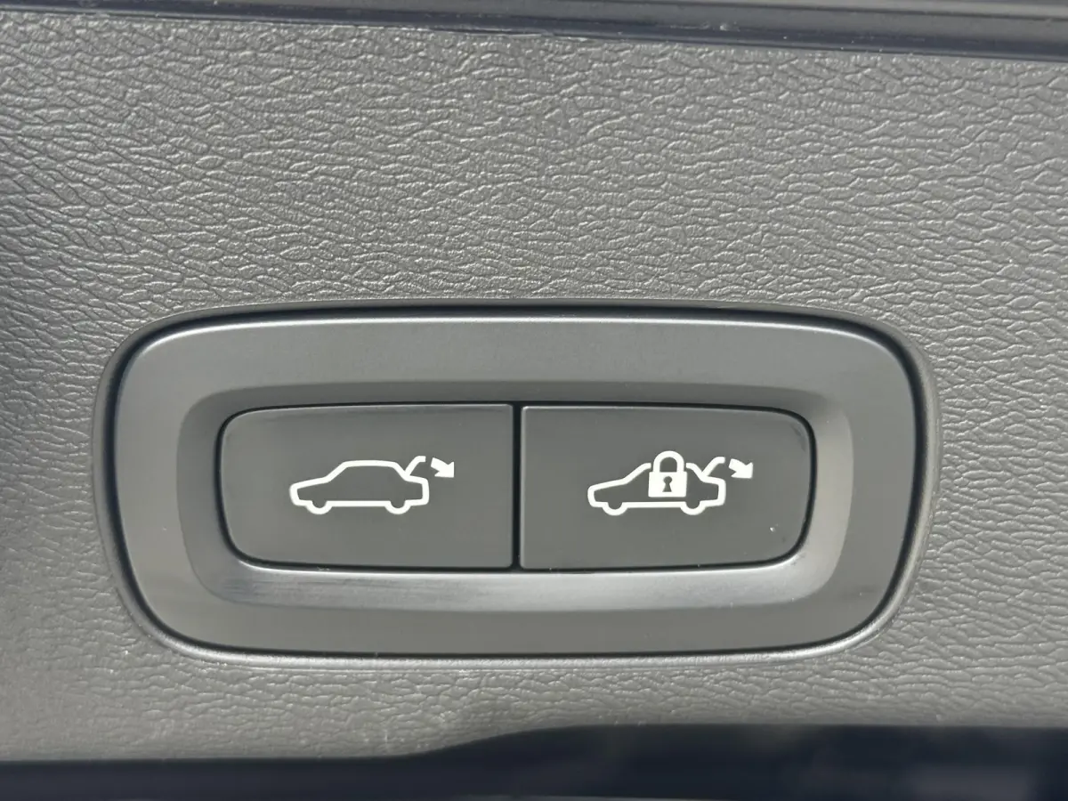 2.0 T6 Plug-in hybrid AWD Plus Dark 349 PK | Long range | Trekhaak | Panorama | Vol Leder | 21 Inch | 2 fase laden | Verwarmingspakket