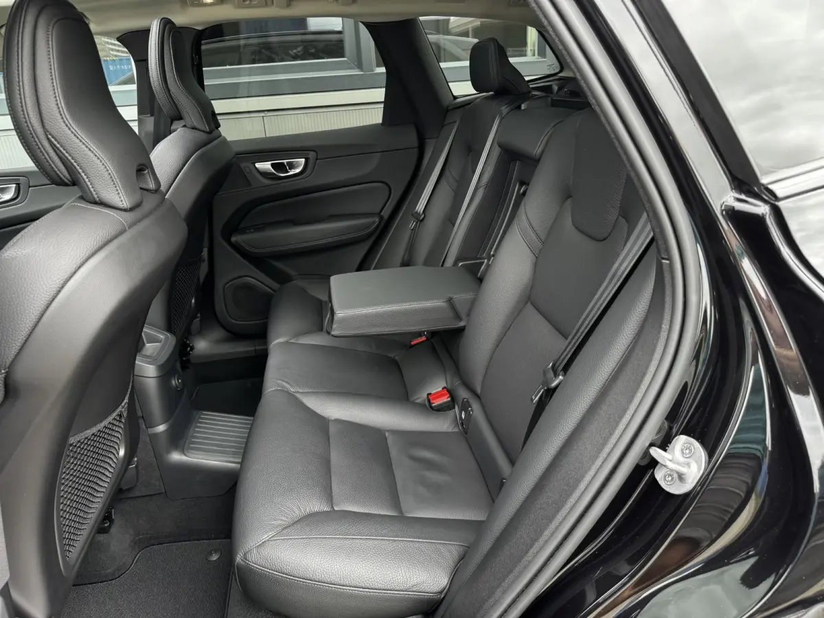 2.0 T6 Plug-in hybrid AWD Plus Dark 349 PK | Long range | Trekhaak | Panorama | Vol Leder | 21 Inch | 2 fase laden | Verwarmingspakket