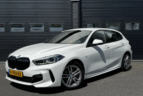 118i High Executive Edition M-Sport Dealer OH | Navi | ACC | Carplay | Sfeer | €19.900,- incl. BTW