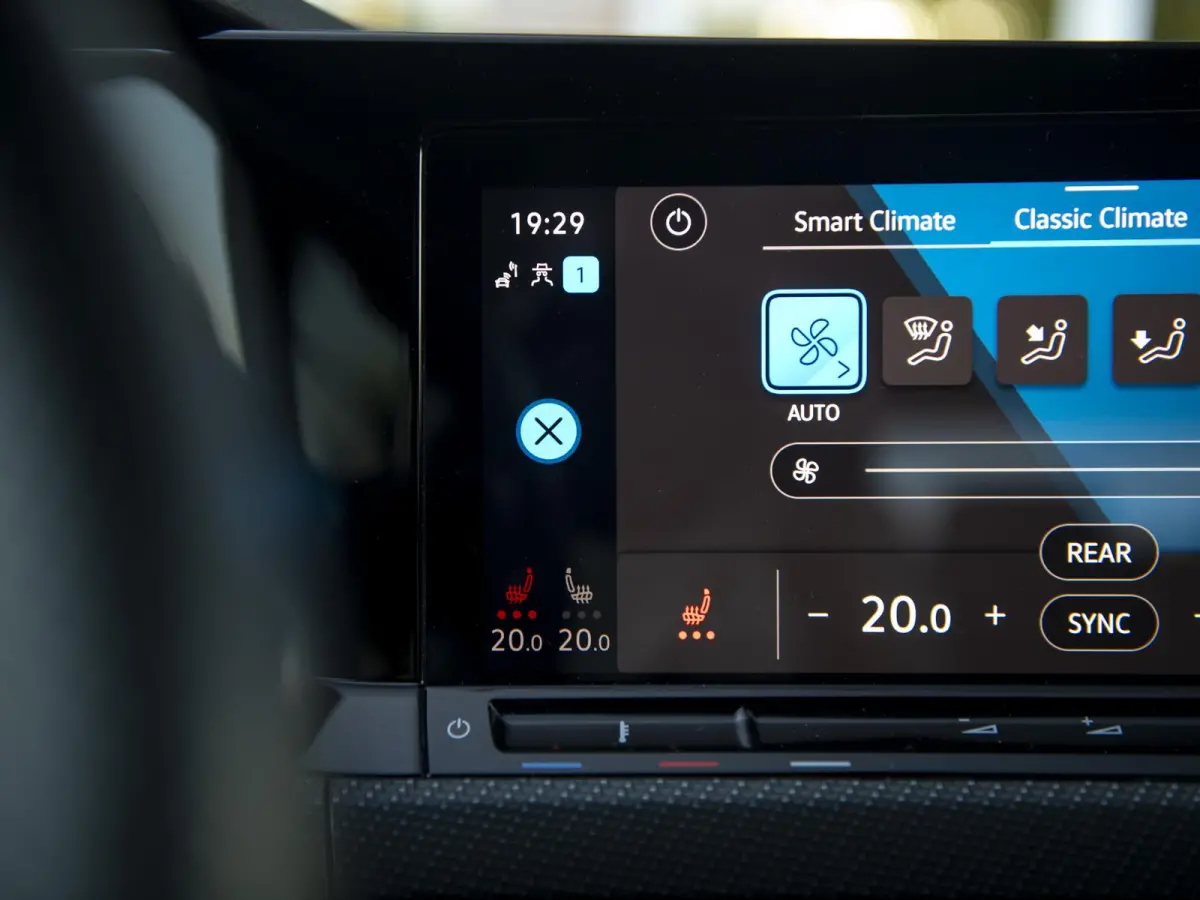 1.5 eTSI R-Line Business+ | LED Matrix | Trekhaak wegklapbaar | Navi & App-connect | Camera | 3-zone Clima