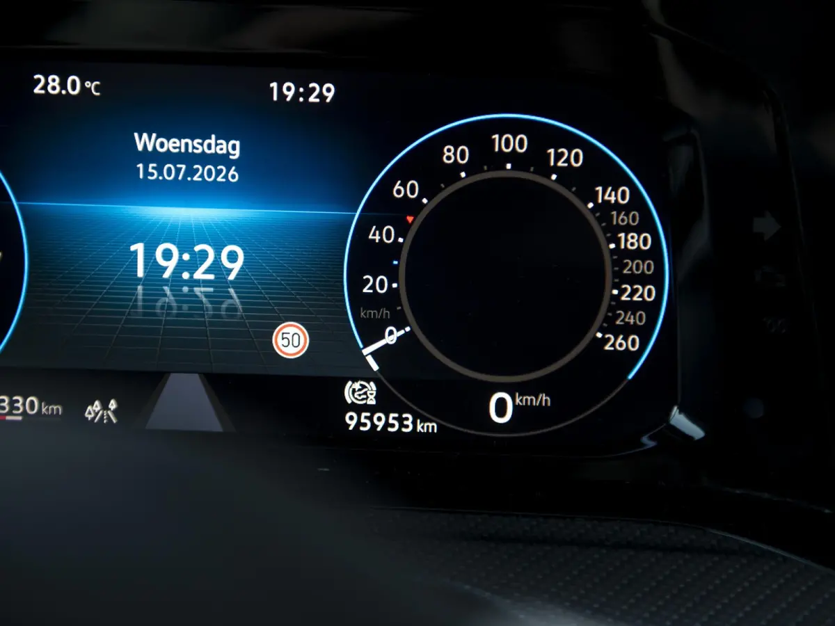 1.5 eTSI R-Line Business+ | LED Matrix | Trekhaak wegklapbaar | Navi & App-connect | Camera | 3-zone Clima