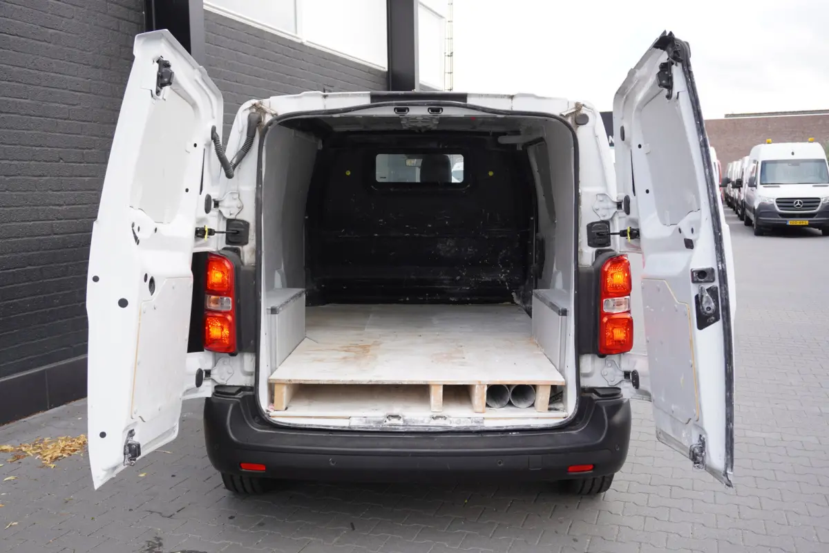 1.5 BlueHDi 120PK L2 EURO 6 - Airco - PDC - Cruise - € 21.950,- Excl.