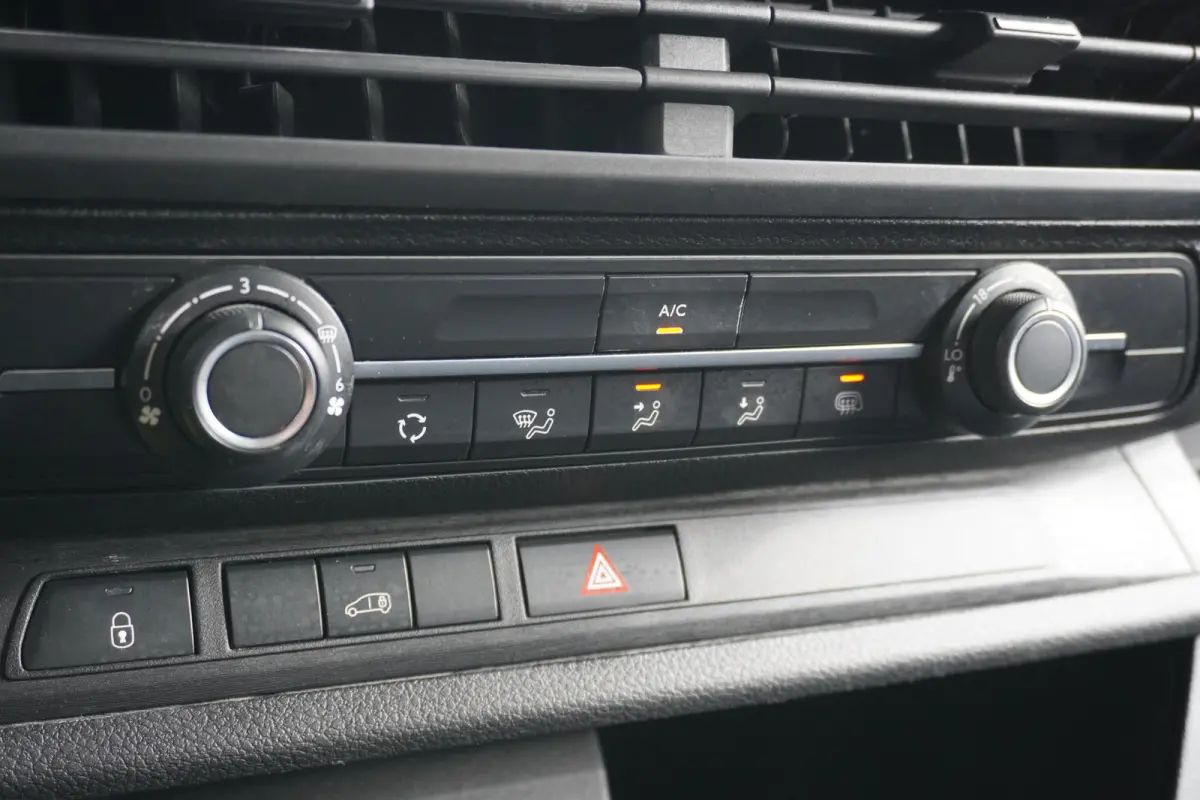 1.5 BlueHDi 120PK L2 EURO 6 - Airco - PDC - Cruise - € 21.950,- Excl.