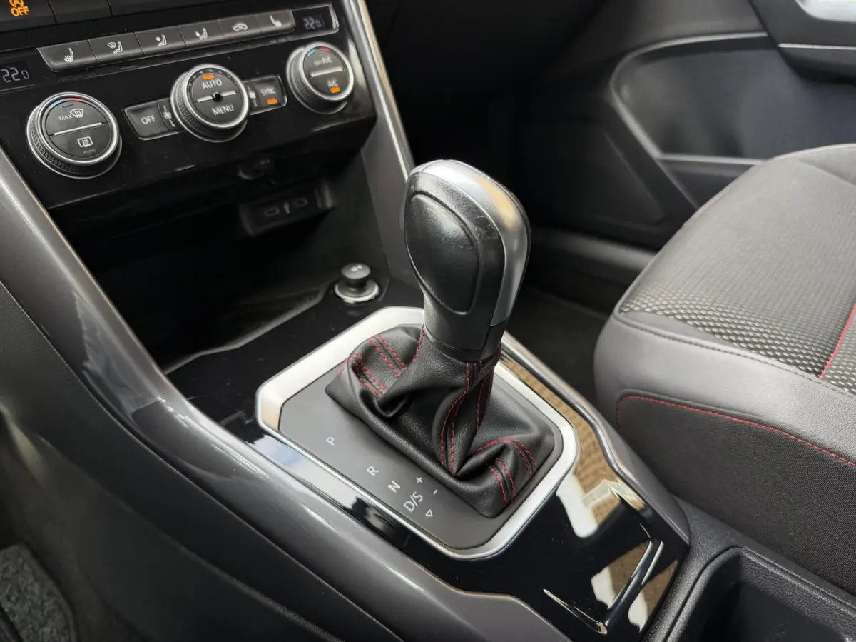 1.5 TSI Sport Business R-line Automaat | LED verlichting | Stoelverwarming | Achteruitrijcamera | Digitale cockpit | Apple CarPlay/Android Auto | Climate control | Cruise control adaptief | 
