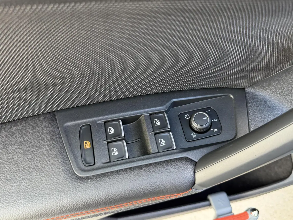 1.4 TSI e-Hybrid PHEV FR Business Intense Panoramadak | 20 inch lichtmetalen velgen | Metaalkleur | Stuurwiel verwarmd | 360 graden camera | Apple CarPlay/Android Auto | Climate control | Ad
