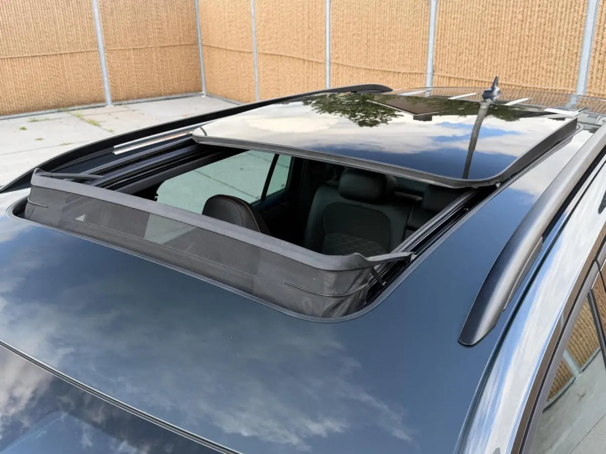 1.4 TSI e-Hybrid PHEV FR Business Intense Panoramadak | 20 inch lichtmetalen velgen | Metaalkleur | Stuurwiel verwarmd | 360 graden camera | Apple CarPlay/Android Auto | Climate control | Ad
