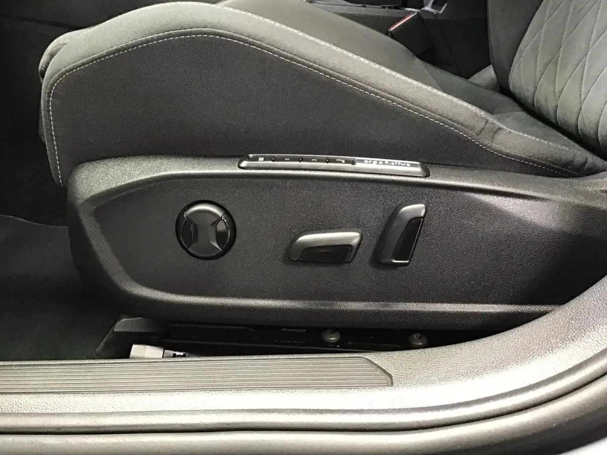 1.5 eTSI R-Line I Massage I Dode Hoek I Carplay I Clima I Cruise I Led I ACC I Ambiance verl. I Keyless I Dealer.