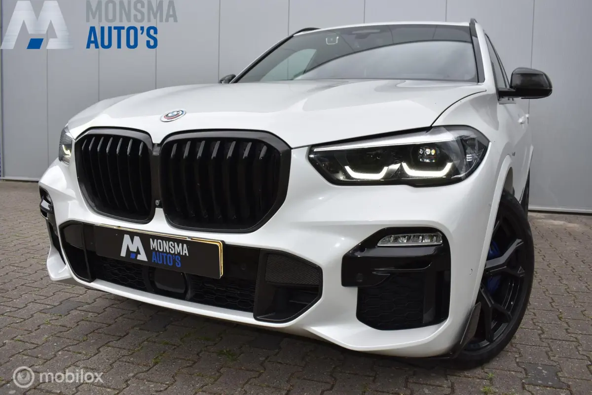 xDrive40i M-Performance Mineralweiß Pano Nappa HUD Softclose H/K Luchtvering 21" LMV Elek. trekhaak