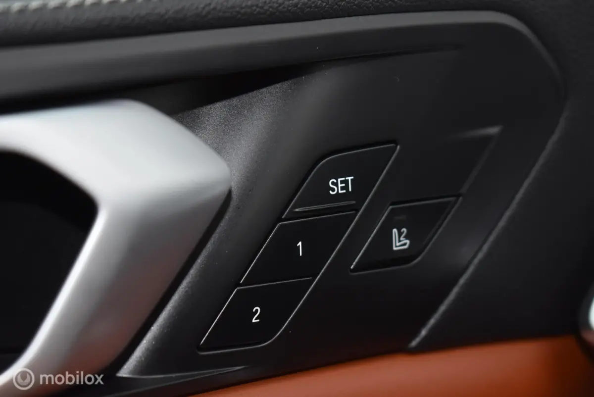 xDrive40i M-Performance Mineralweiß Pano Nappa HUD Softclose H/K Luchtvering 21" LMV Elek. trekhaak