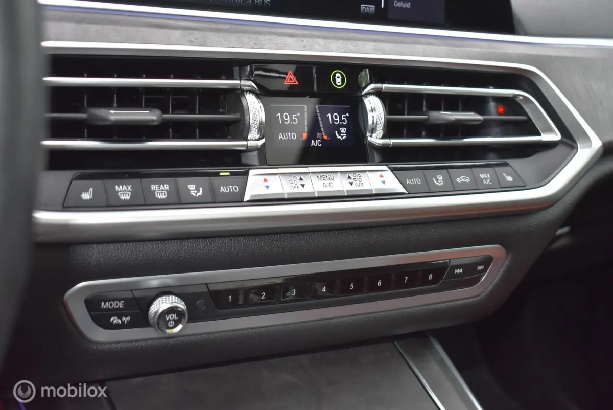 xDrive40i M-Performance Mineralweiß Pano Nappa HUD Softclose H/K Luchtvering 21" LMV Elek. trekhaak
