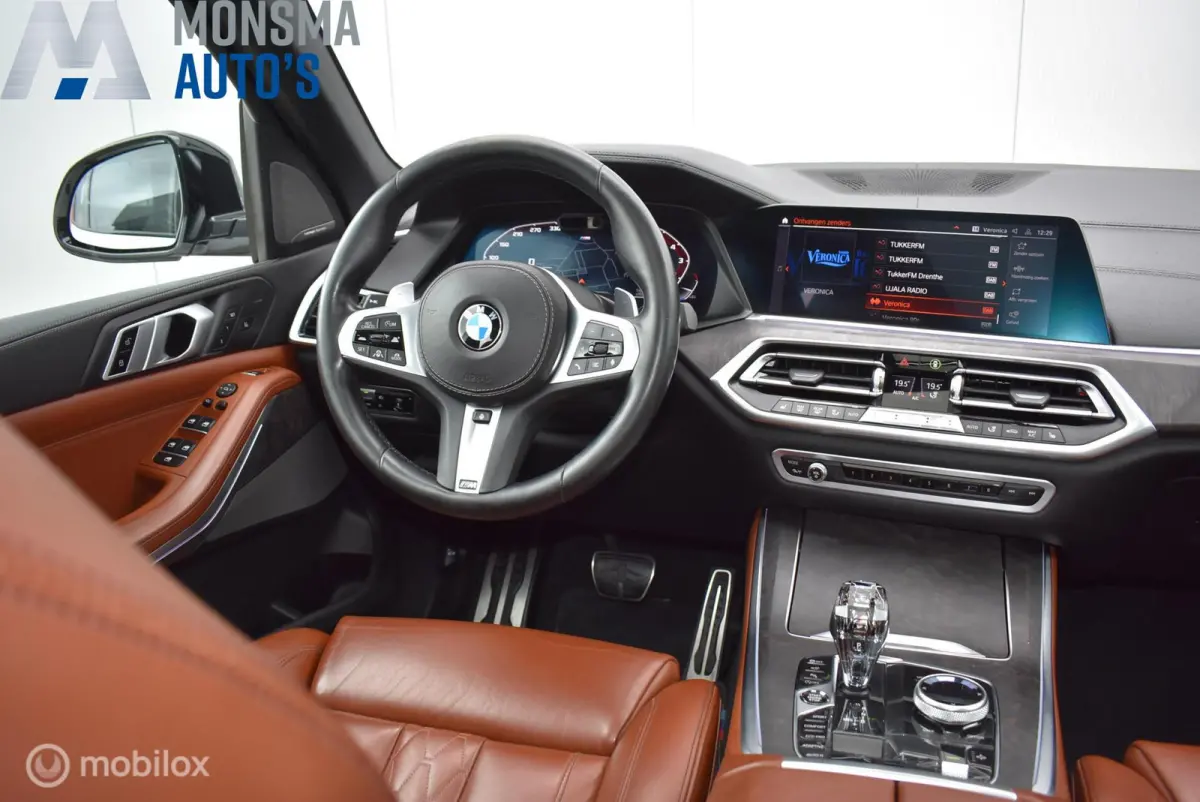 xDrive40i M-Performance Mineralweiß Pano Nappa HUD Softclose H/K Luchtvering 21" LMV Elek. trekhaak