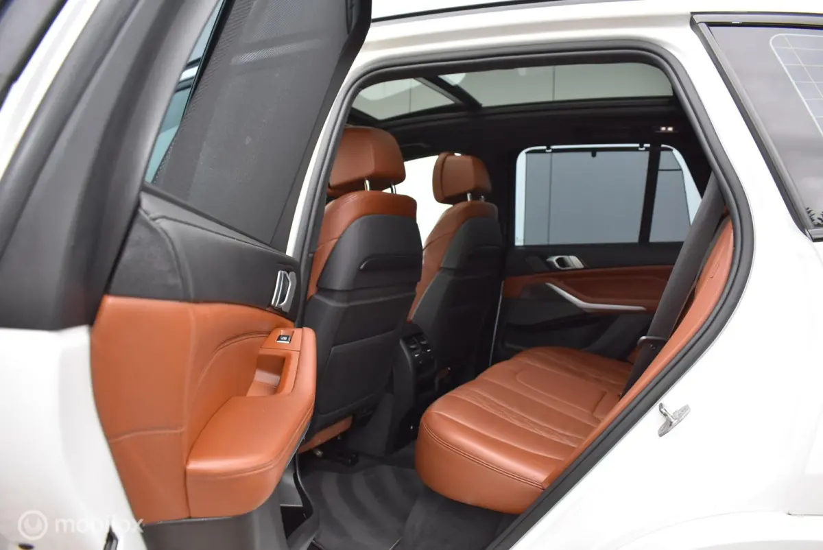 xDrive40i M-Performance Mineralweiß Pano Nappa HUD Softclose H/K Luchtvering 21" LMV Elek. trekhaak