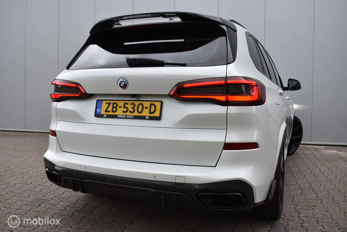 xDrive40i M-Performance Mineralweiß Pano Nappa HUD Softclose H/K Luchtvering 21" LMV Elek. trekhaak