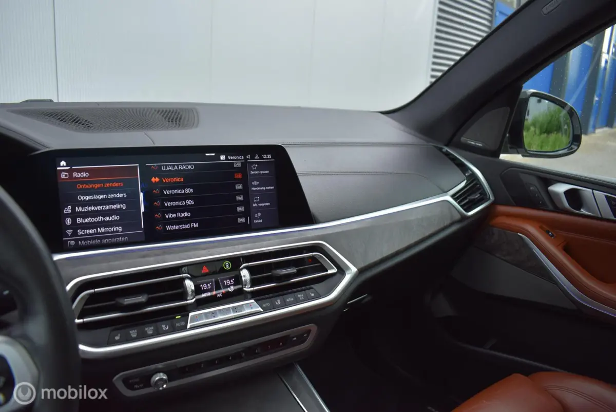 xDrive40i M-Performance Mineralweiß Pano Nappa HUD Softclose H/K Luchtvering 21" LMV Elek. trekhaak