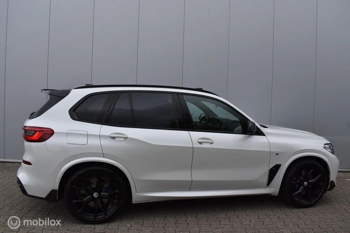 xDrive40i M-Performance Mineralweiß Pano Nappa HUD Softclose H/K Luchtvering 21" LMV Elek. trekhaak