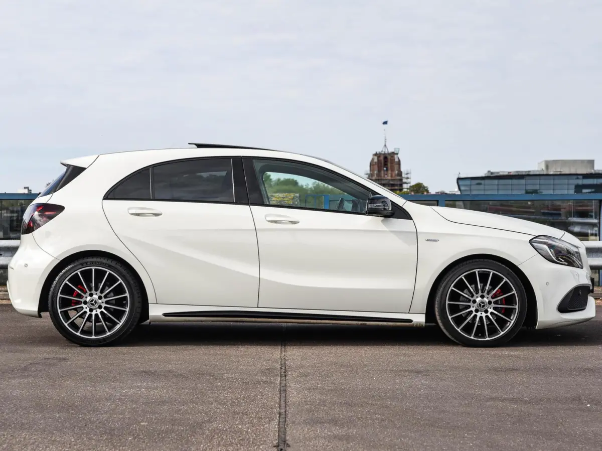 180 d AMG White Art Edition Panoramadak Camera LED Stoelverwarming Sfeerverlichting Apple CarPlay/Android Auto Dealeronderhouden
