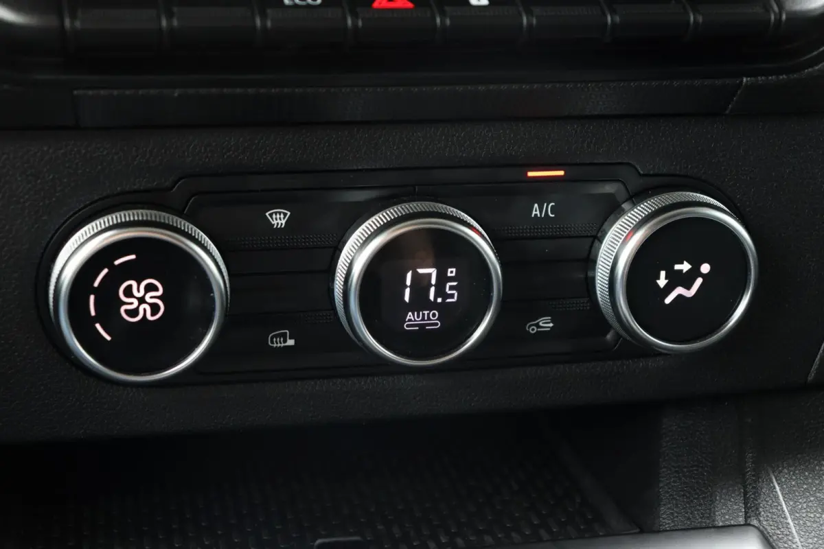 22 kW 44 kWh l CLIMA l CARPLAY l PDC