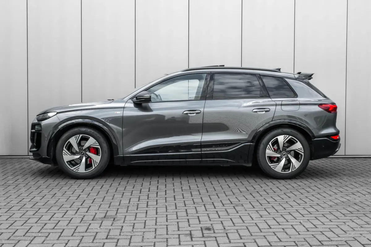 S edition performance 100 kWh 306PK | Trekhaak | Luchtvering | Panorama Dak | B&O Incl. hoofdsteunspeaker | Carbon Spoiler