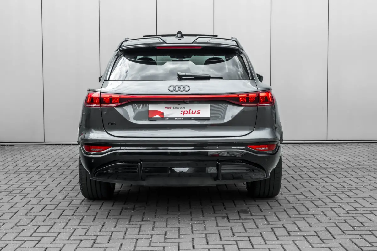 S edition performance 100 kWh 306PK | Trekhaak | Luchtvering | Panorama Dak | B&O Incl. hoofdsteunspeaker | Carbon Spoiler