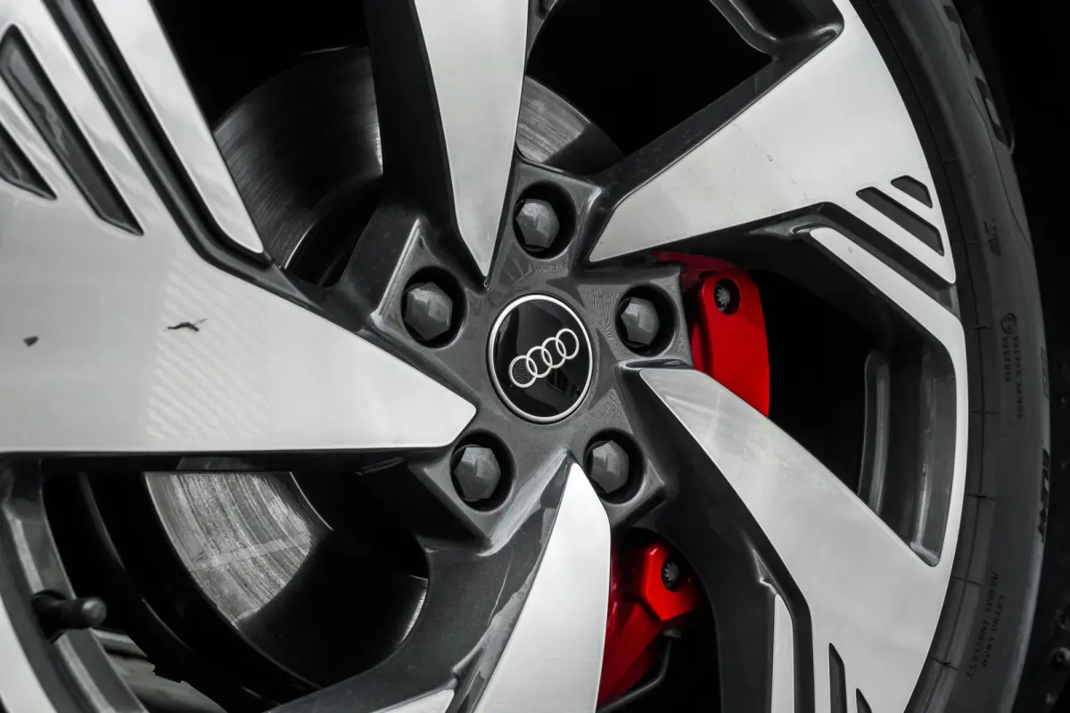 S edition performance 100 kWh 306PK | Trekhaak | Luchtvering | Panorama Dak | B&O Incl. hoofdsteunspeaker | Carbon Spoiler