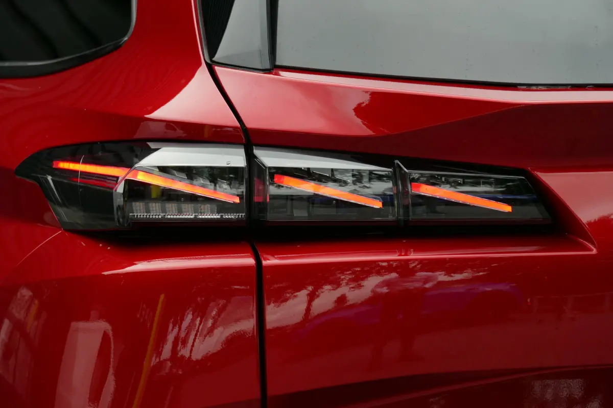 1.2 HYBRID 145PK GT AUTOMAAT / CAMERA V+A / KEYLESS / FULL-LED / 18"LMV / ELEKTR. ACHTERKLEP / NAVI / CLIMA / PDC / DAB / BLUETOOTH / ADAPT. CRUISECONTROL / 1E EIGENAAR / SCHITTERENDE STAAT 