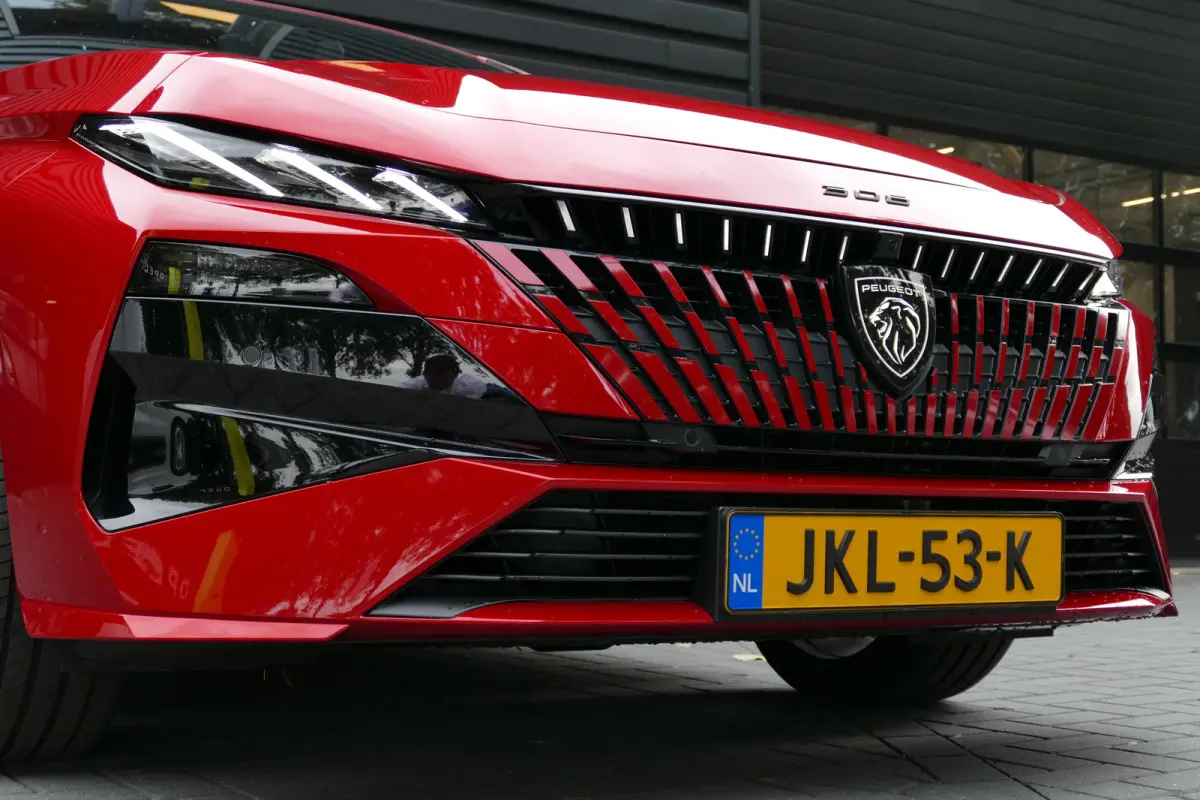 1.2 HYBRID 145PK GT AUTOMAAT / CAMERA V+A / KEYLESS / FULL-LED / 18"LMV / ELEKTR. ACHTERKLEP / NAVI / CLIMA / PDC / DAB / BLUETOOTH / ADAPT. CRUISECONTROL / 1E EIGENAAR / SCHITTERENDE STAAT 