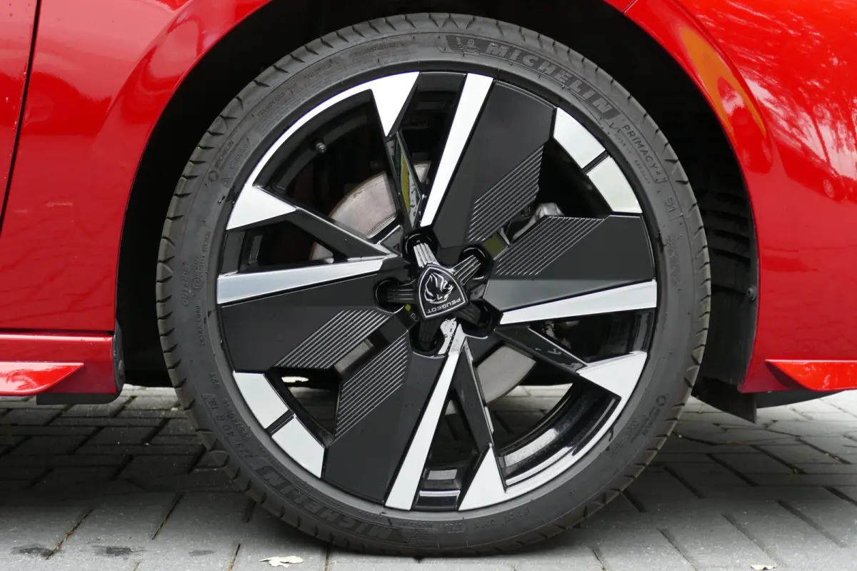 1.2 HYBRID 145PK GT AUTOMAAT / CAMERA V+A / KEYLESS / FULL-LED / 18"LMV / ELEKTR. ACHTERKLEP / NAVI / CLIMA / PDC / DAB / BLUETOOTH / ADAPT. CRUISECONTROL / 1E EIGENAAR / SCHITTERENDE STAAT 
