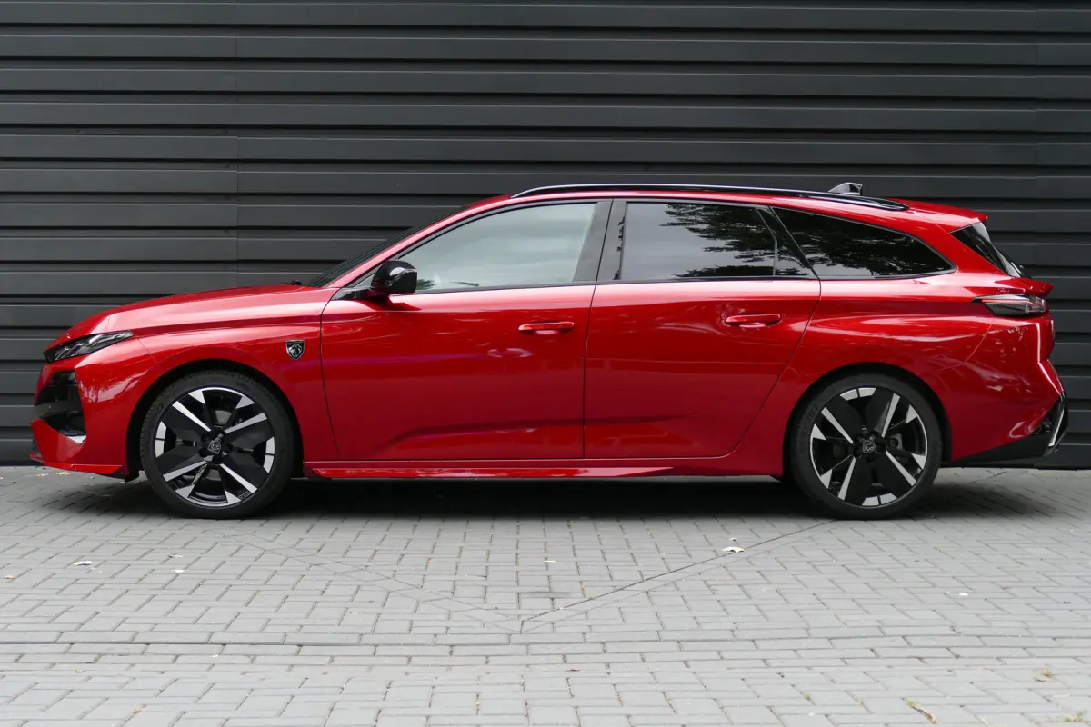 1.2 HYBRID 145PK GT AUTOMAAT / CAMERA V+A / KEYLESS / FULL-LED / 18"LMV / ELEKTR. ACHTERKLEP / NAVI / CLIMA / PDC / DAB / BLUETOOTH / ADAPT. CRUISECONTROL / 1E EIGENAAR / SCHITTERENDE STAAT 