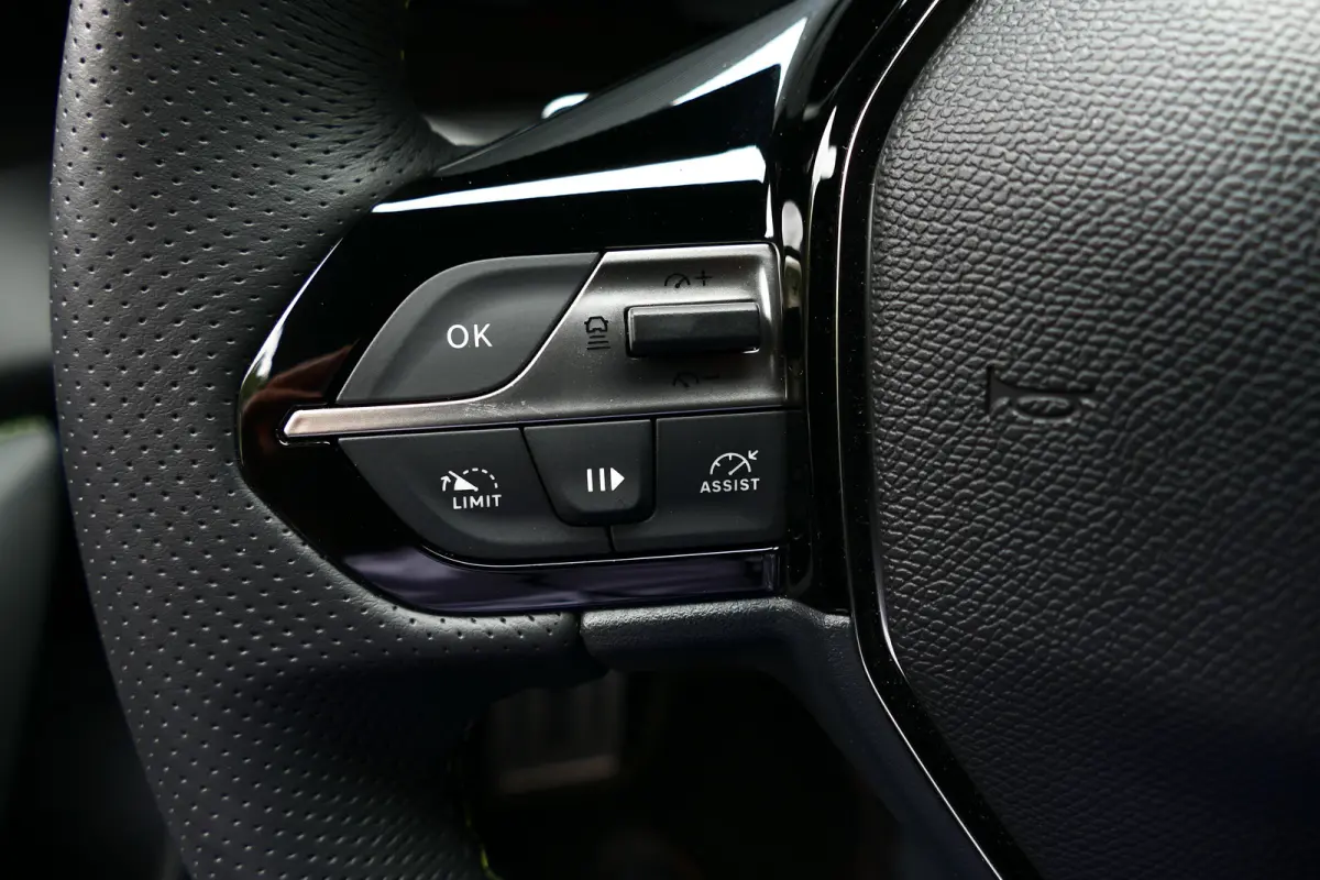 1.2 HYBRID 145PK GT AUTOMAAT / CAMERA V+A / KEYLESS / FULL-LED / 18"LMV / ELEKTR. ACHTERKLEP / NAVI / CLIMA / PDC / DAB / BLUETOOTH / ADAPT. CRUISECONTROL / 1E EIGENAAR / SCHITTERENDE STAAT 