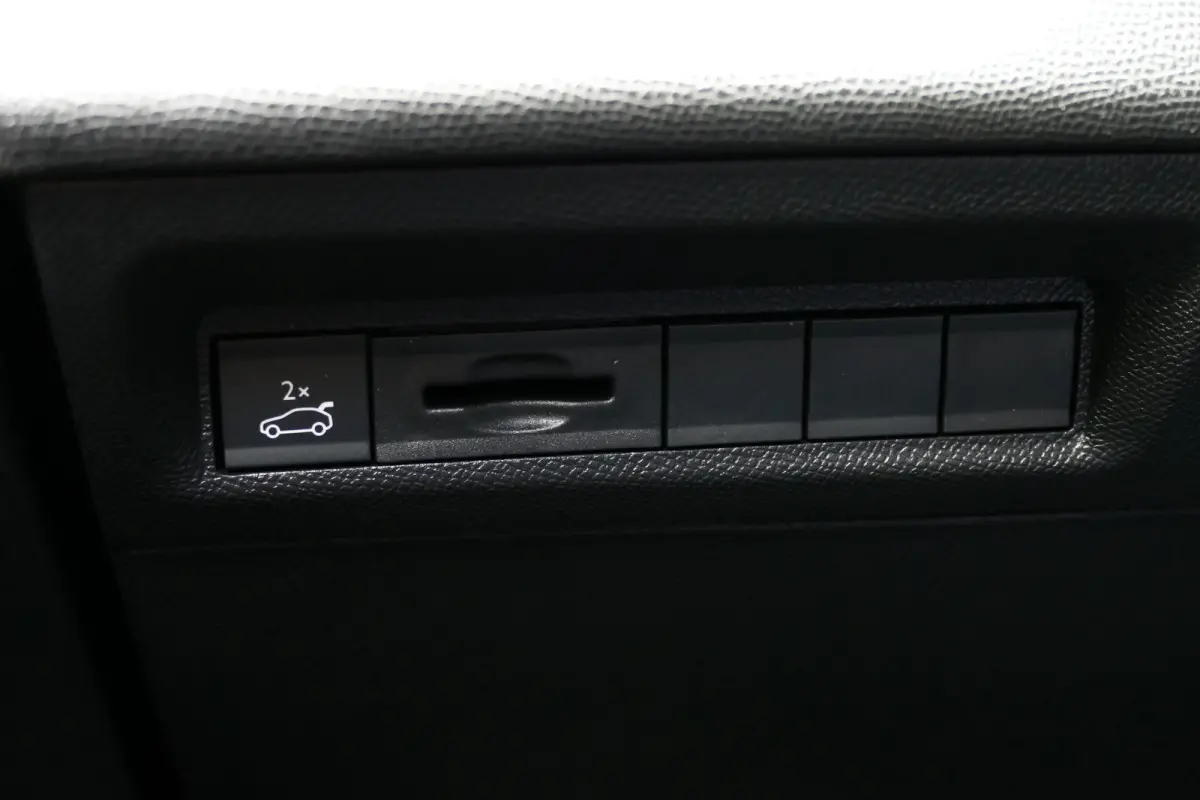 1.2 HYBRID 145PK GT AUTOMAAT / CAMERA V+A / KEYLESS / FULL-LED / 18"LMV / ELEKTR. ACHTERKLEP / NAVI / CLIMA / PDC / DAB / BLUETOOTH / ADAPT. CRUISECONTROL / 1E EIGENAAR / SCHITTERENDE STAAT 