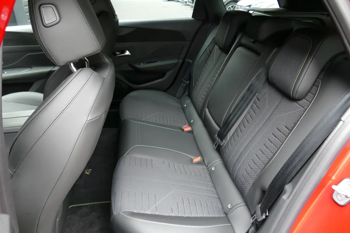 1.2 HYBRID 145PK GT AUTOMAAT / CAMERA V+A / KEYLESS / FULL-LED / 18"LMV / ELEKTR. ACHTERKLEP / NAVI / CLIMA / PDC / DAB / BLUETOOTH / ADAPT. CRUISECONTROL / 1E EIGENAAR / SCHITTERENDE STAAT 