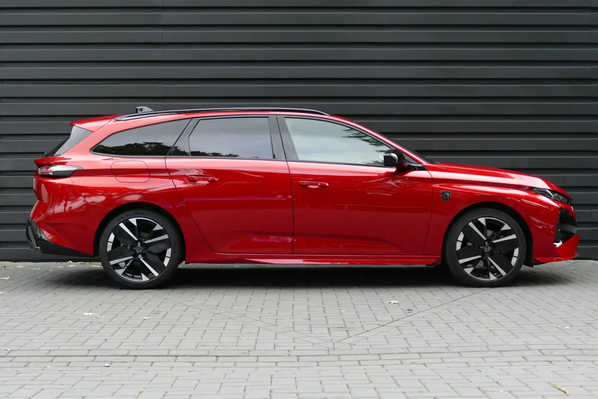 1.2 HYBRID 145PK GT AUTOMAAT / CAMERA V+A / KEYLESS / FULL-LED / 18"LMV / ELEKTR. ACHTERKLEP / NAVI / CLIMA / PDC / DAB / BLUETOOTH / ADAPT. CRUISECONTROL / 1E EIGENAAR / SCHITTERENDE STAAT 