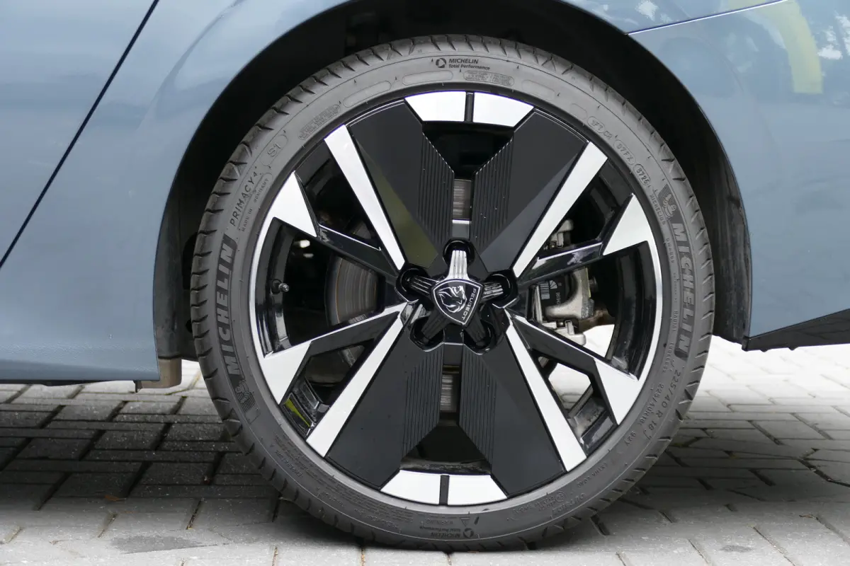 1.6 PLUG-IN HYBRID 195PK GT AUTOMAAT / CAMERA V+A / MASSAGESTOEL / KEYLESS / FULL-LED / 18"LMV / ELEKTR. ACHTERKLEP / 8 JAAR GARANTIE / WINTERPAKKET / ALCANTARA / NIEUW MODEL / NAVI / CLIMA 