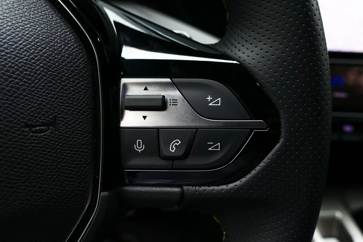 1.6 PLUG-IN HYBRID 195PK GT AUTOMAAT / CAMERA V+A / MASSAGESTOEL / KEYLESS / FULL-LED / 18"LMV / ELEKTR. ACHTERKLEP / 8 JAAR GARANTIE / WINTERPAKKET / ALCANTARA / NIEUW MODEL / NAVI / CLIMA 