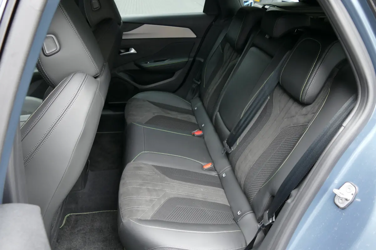 1.6 PLUG-IN HYBRID 195PK GT AUTOMAAT / CAMERA V+A / MASSAGESTOEL / KEYLESS / FULL-LED / 18"LMV / ELEKTR. ACHTERKLEP / 8 JAAR GARANTIE / WINTERPAKKET / ALCANTARA / NIEUW MODEL / NAVI / CLIMA 