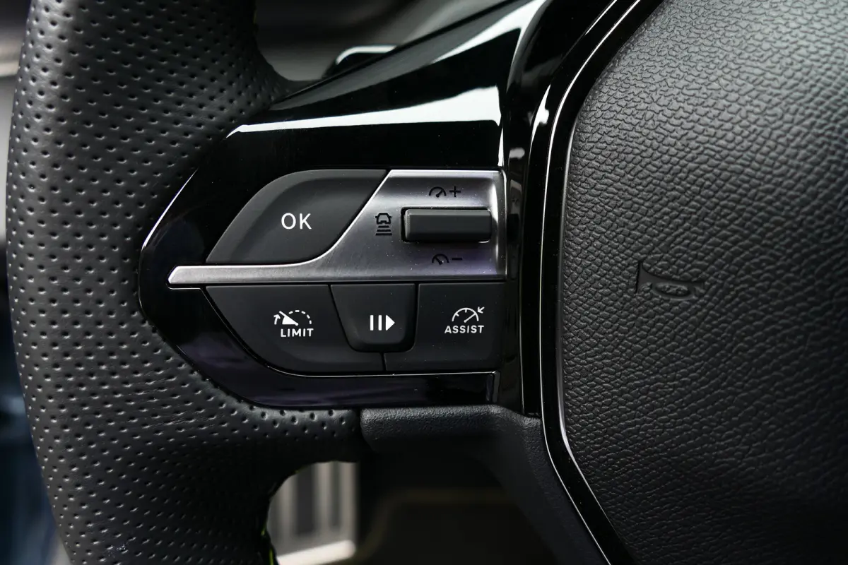 1.6 PLUG-IN HYBRID 195PK GT AUTOMAAT / CAMERA V+A / MASSAGESTOEL / KEYLESS / FULL-LED / 18"LMV / ELEKTR. ACHTERKLEP / 8 JAAR GARANTIE / WINTERPAKKET / ALCANTARA / NIEUW MODEL / NAVI / CLIMA 
