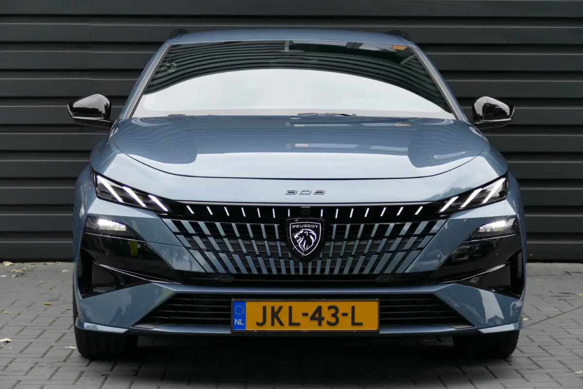 1.6 PLUG-IN HYBRID 195PK GT AUTOMAAT / CAMERA V+A / MASSAGESTOEL / KEYLESS / FULL-LED / 18"LMV / ELEKTR. ACHTERKLEP / 8 JAAR GARANTIE / WINTERPAKKET / ALCANTARA / NIEUW MODEL / NAVI / CLIMA 