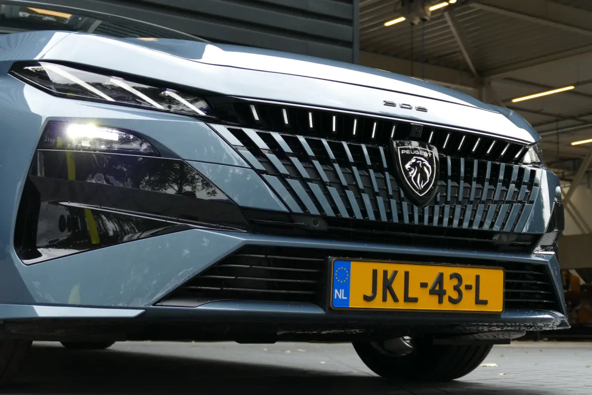1.6 PLUG-IN HYBRID 195PK GT AUTOMAAT / CAMERA V+A / MASSAGESTOEL / KEYLESS / FULL-LED / 18"LMV / ELEKTR. ACHTERKLEP / 8 JAAR GARANTIE / WINTERPAKKET / ALCANTARA / NIEUW MODEL / NAVI / CLIMA 