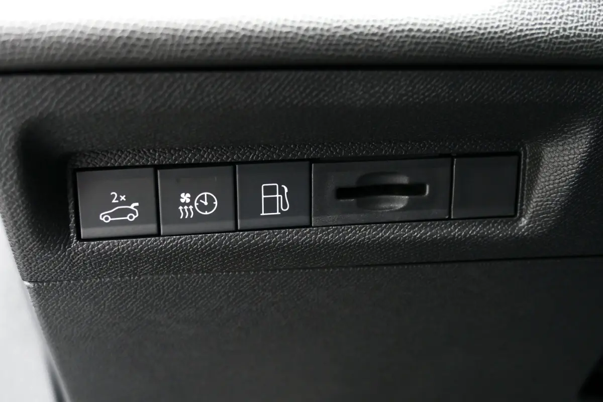 1.6 PLUG-IN HYBRID 195PK GT AUTOMAAT / CAMERA V+A / MASSAGESTOEL / KEYLESS / FULL-LED / 18"LMV / ELEKTR. ACHTERKLEP / 8 JAAR GARANTIE / WINTERPAKKET / ALCANTARA / NIEUW MODEL / NAVI / CLIMA 