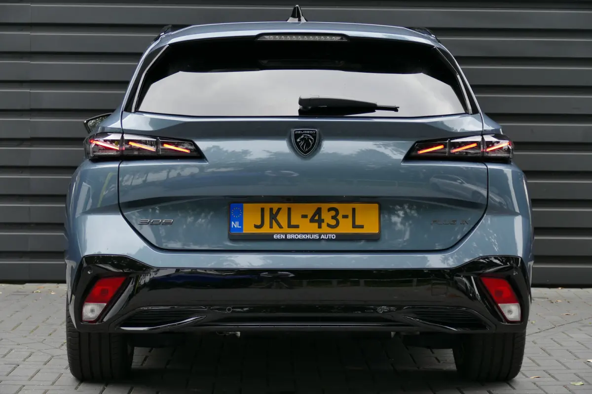 1.6 PLUG-IN HYBRID 195PK GT AUTOMAAT / CAMERA V+A / MASSAGESTOEL / KEYLESS / FULL-LED / 18"LMV / ELEKTR. ACHTERKLEP / 8 JAAR GARANTIE / WINTERPAKKET / ALCANTARA / NIEUW MODEL / NAVI / CLIMA 