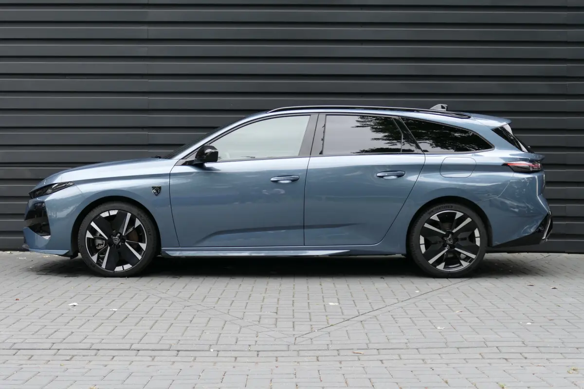 1.6 PLUG-IN HYBRID 195PK GT AUTOMAAT / CAMERA V+A / MASSAGESTOEL / KEYLESS / FULL-LED / 18"LMV / ELEKTR. ACHTERKLEP / 8 JAAR GARANTIE / WINTERPAKKET / ALCANTARA / NIEUW MODEL / NAVI / CLIMA 