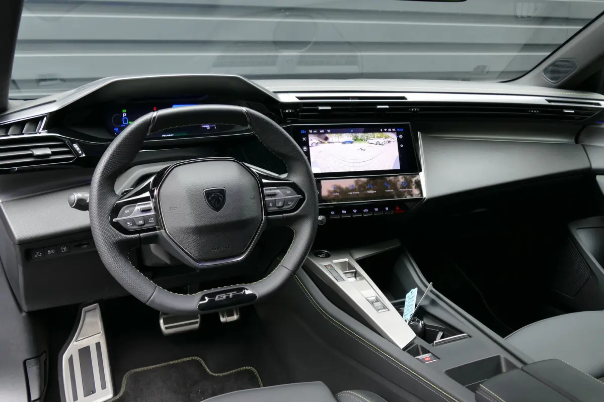 1.6 PLUG-IN HYBRID 195PK GT AUTOMAAT / CAMERA V+A / MASSAGESTOEL / KEYLESS / FULL-LED / 18"LMV / ELEKTR. ACHTERKLEP / 8 JAAR GARANTIE / WINTERPAKKET / ALCANTARA / NIEUW MODEL / NAVI / CLIMA 
