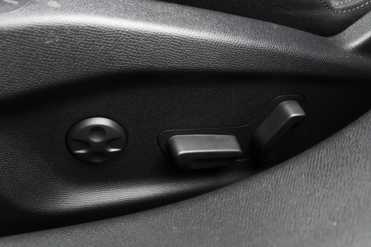 1.6 PLUG-IN HYBRID 195PK GT AUTOMAAT / CAMERA V+A / MASSAGESTOEL / KEYLESS / FULL-LED / 18"LMV / ELEKTR. ACHTERKLEP / 8 JAAR GARANTIE / WINTERPAKKET / ALCANTARA / NIEUW MODEL / NAVI / CLIMA 