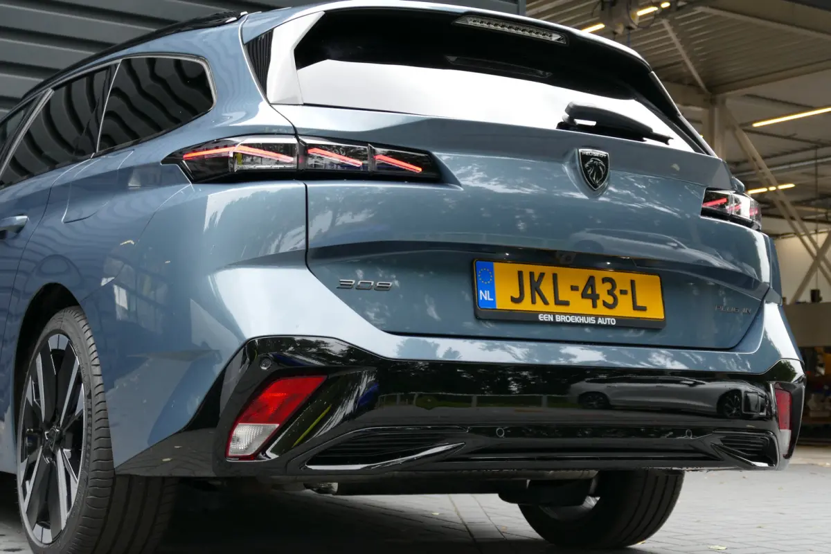 1.6 PLUG-IN HYBRID 195PK GT AUTOMAAT / CAMERA V+A / MASSAGESTOEL / KEYLESS / FULL-LED / 18"LMV / ELEKTR. ACHTERKLEP / 8 JAAR GARANTIE / WINTERPAKKET / ALCANTARA / NIEUW MODEL / NAVI / CLIMA 