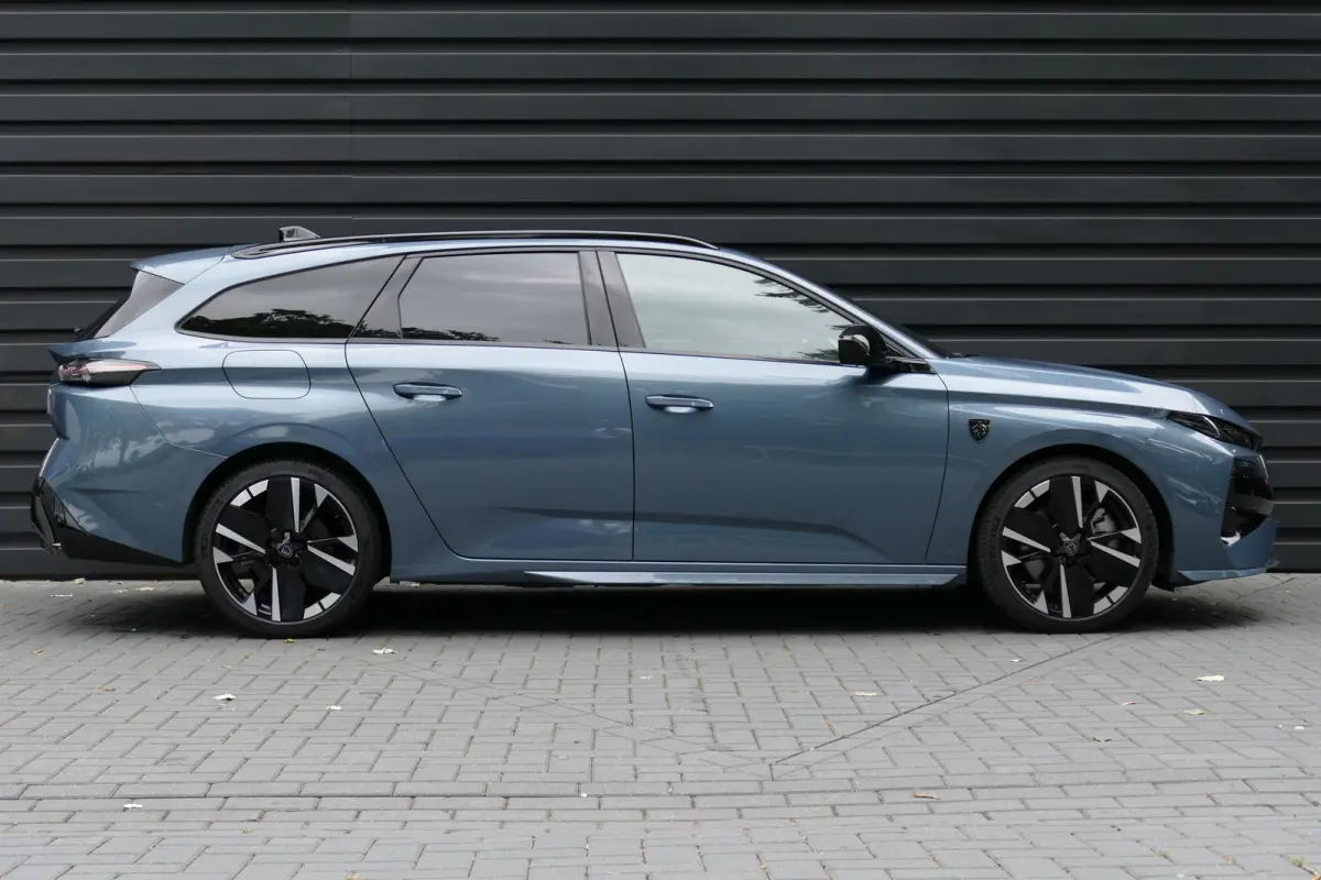 1.6 PLUG-IN HYBRID 195PK GT AUTOMAAT / CAMERA V+A / MASSAGESTOEL / KEYLESS / FULL-LED / 18"LMV / ELEKTR. ACHTERKLEP / 8 JAAR GARANTIE / WINTERPAKKET / ALCANTARA / NIEUW MODEL / NAVI / CLIMA 