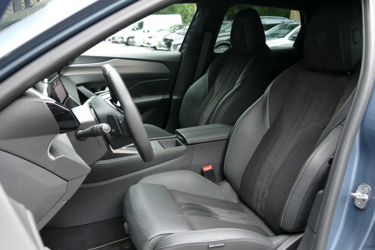 1.6 PLUG-IN HYBRID 195PK GT AUTOMAAT / CAMERA V+A / MASSAGESTOEL / KEYLESS / FULL-LED / 18"LMV / ELEKTR. ACHTERKLEP / 8 JAAR GARANTIE / WINTERPAKKET / ALCANTARA / NIEUW MODEL / NAVI / CLIMA 