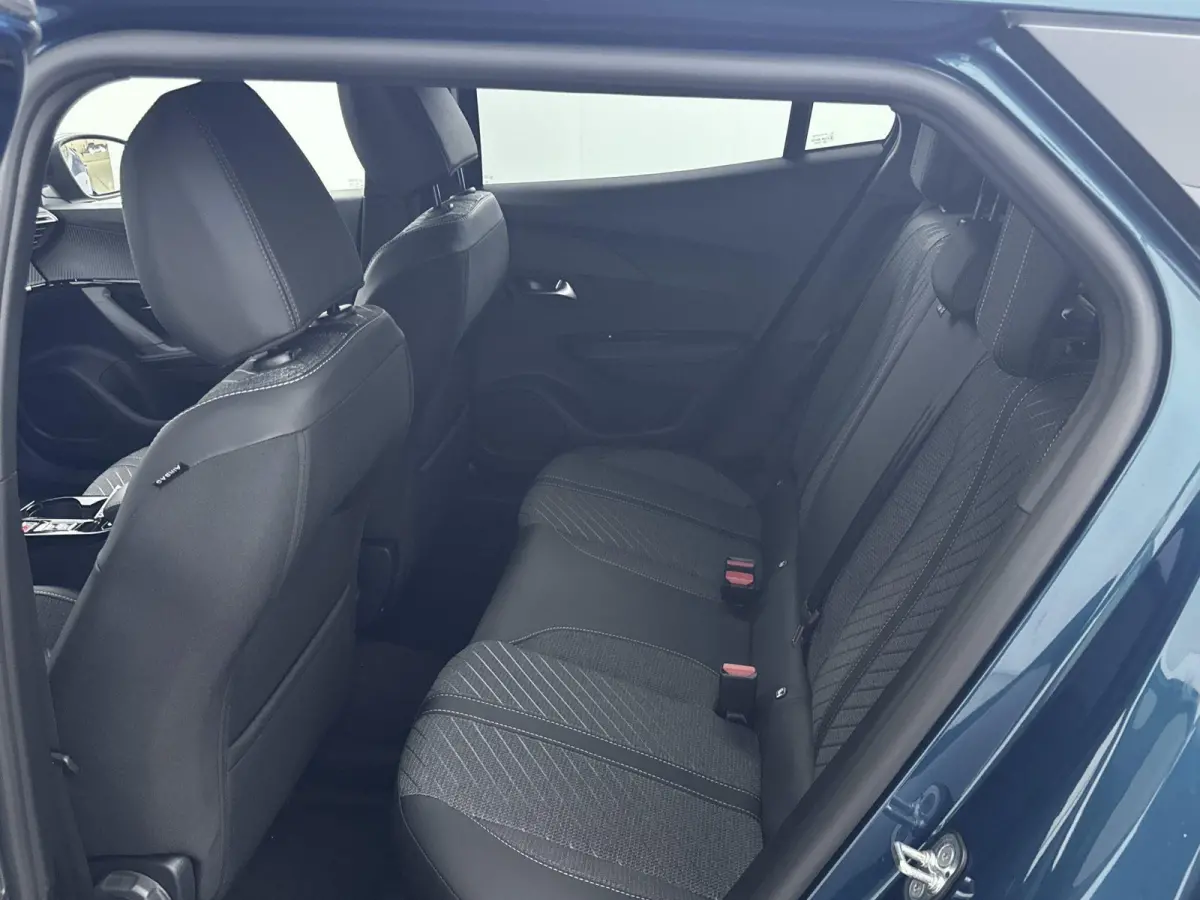 1.2 Hybrid 145 Allure | Voorraad deal | Dodehoekdetectie | Navigatie | Camera | Keyless entry |