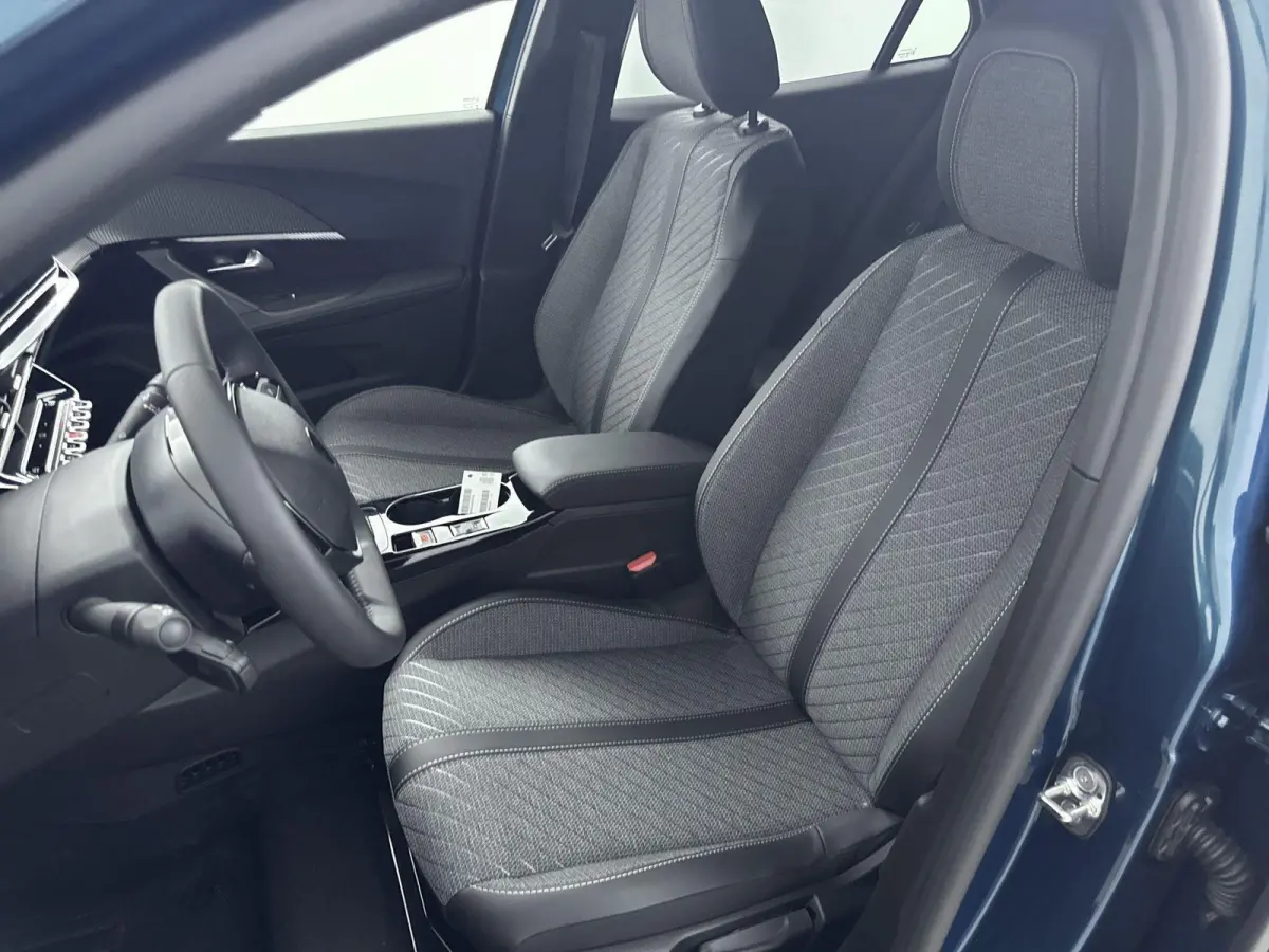 1.2 Hybrid 145 Allure | Voorraad deal | Dodehoekdetectie | Navigatie | Camera | Keyless entry |