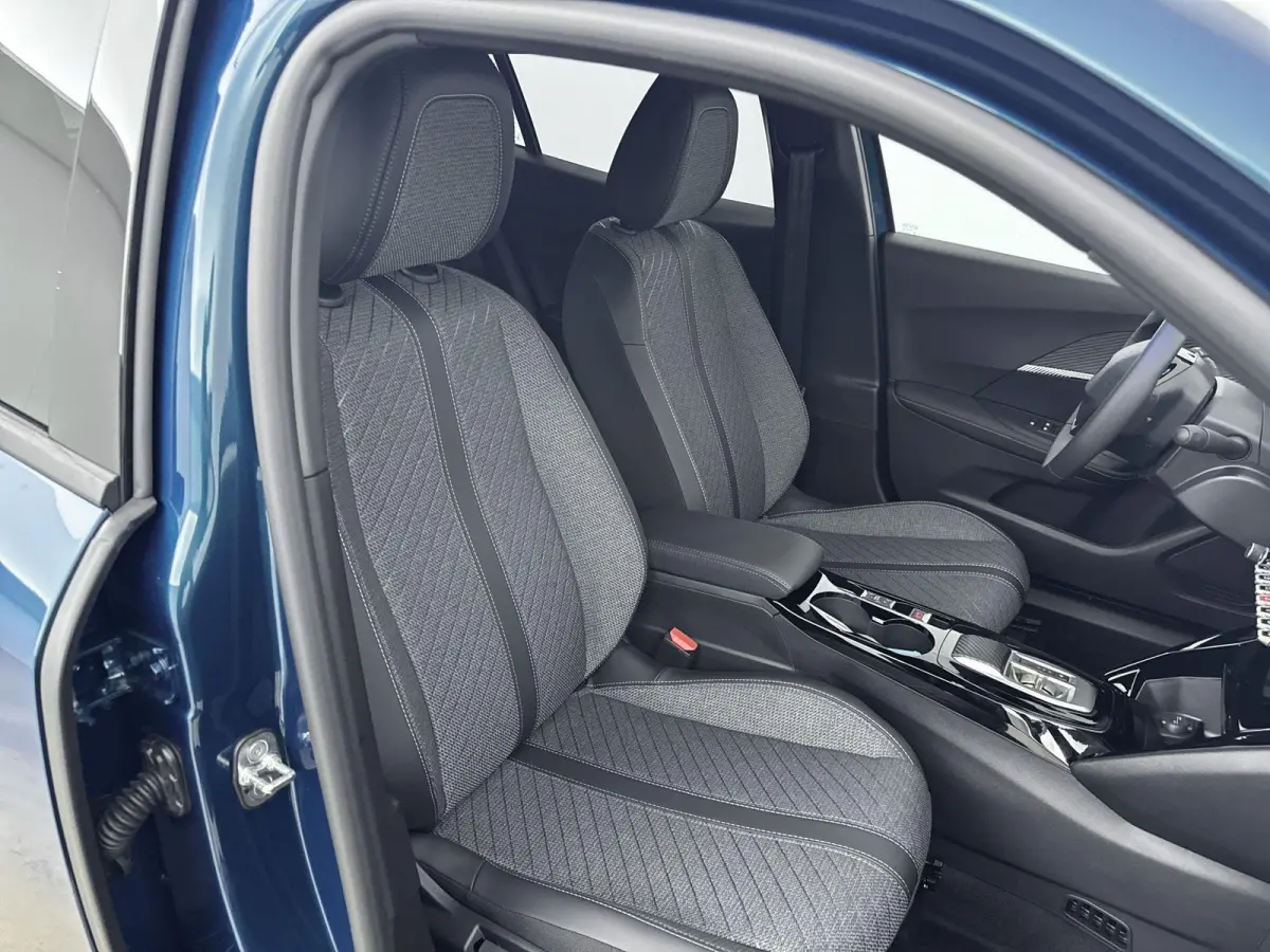 1.2 Hybrid 145 Allure | Voorraad deal | Dodehoekdetectie | Navigatie | Camera | Keyless entry |