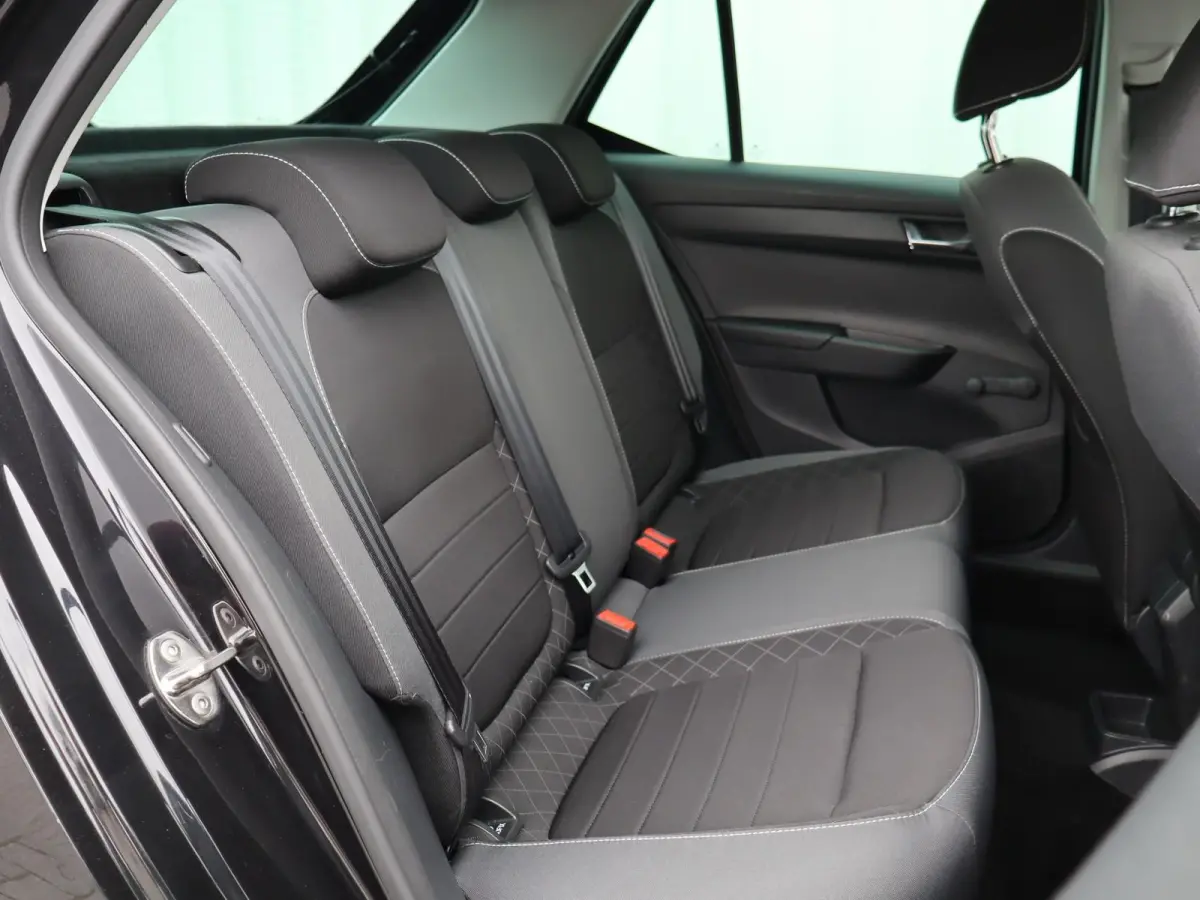 1.0 TSI 95pk Ambition | Parkeersensoren | Apple Carplay / Android Auto | DAB Radio | Airco